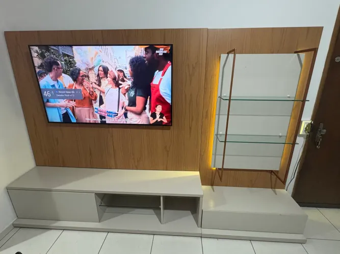 Rack com painel com prateleiras e LED