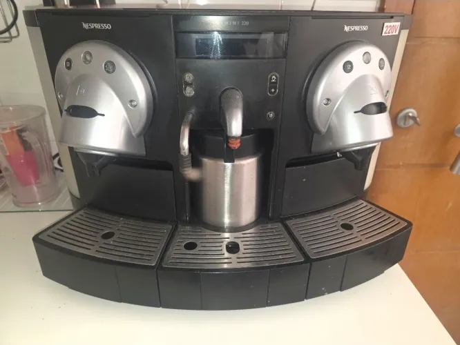 Cafeteira NESPRESSO Profissional