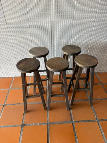 Banqueta alta de madeira