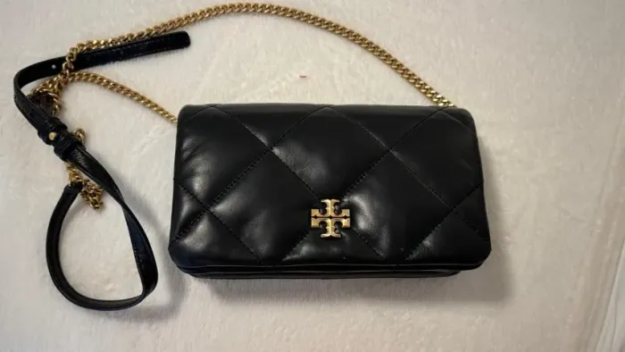 Bolsa Tory Burch preta matelassê com corrente dourada