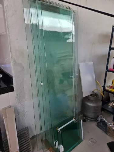 Vendo box de vidro verde para banheiro