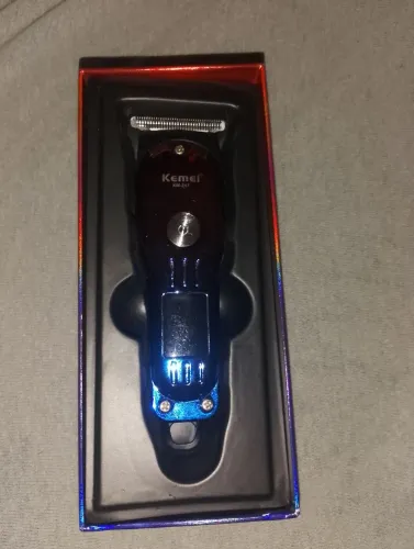 Máquina de cortar cabelo semi nova 