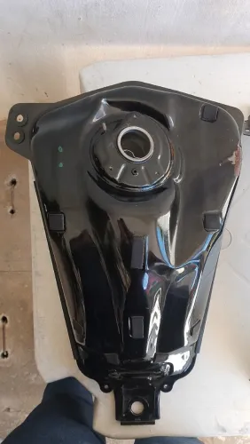 Tanque está com um amassado no lado direito, mas está funcionando perfeitamente.