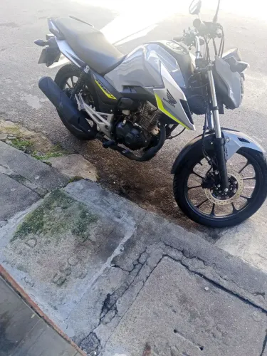 Vendo uma Titan semi nova