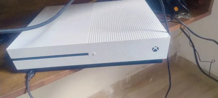 Xbox one 500gb mais dois controles e dois jogos