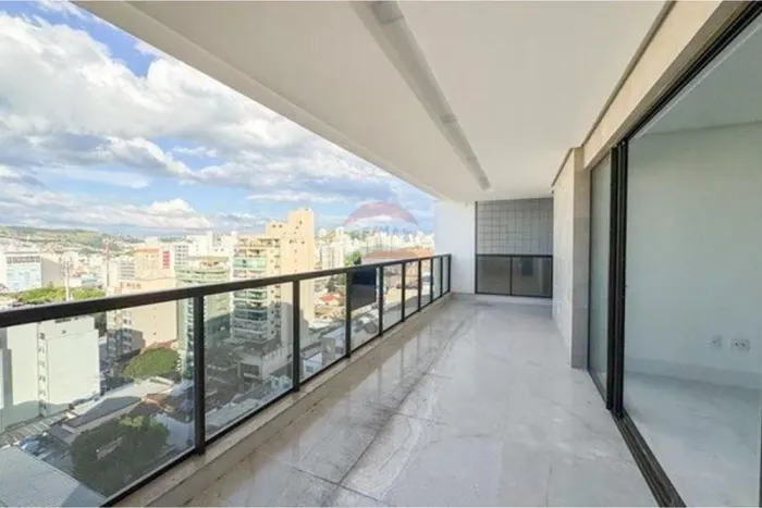Apartamento de alto padrão com 4 quartos e 3 vagas de garagem