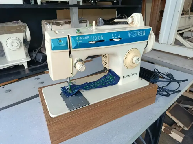 Máquina de costura doméstica Singer facilita