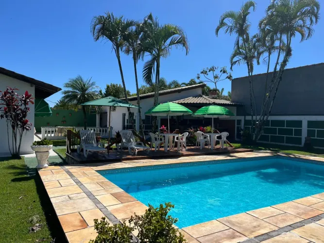 Casa com amplo jardim e piscina.