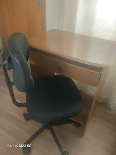 Escrivaninha com cadeira