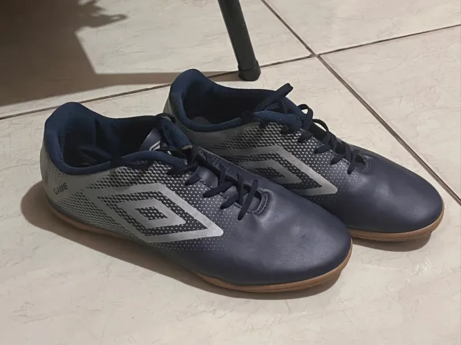 Chuteira Umbro Game Futsal - Semi Nova | Pouquíssimo Uso