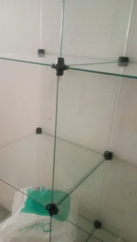 DOA-SE prateleira de vidro em colmeias (3mX2,5m), cofre, bebedouro, estante de aço + itens
