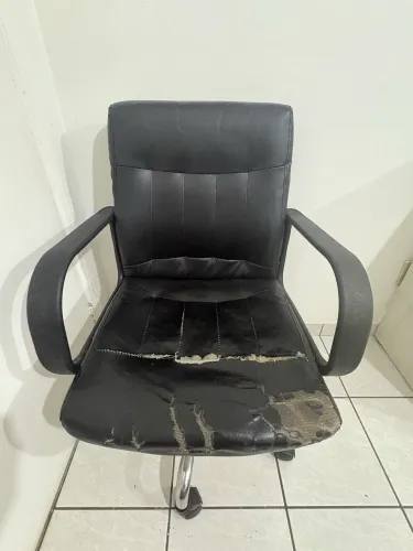 Cadeira estilo escritório.