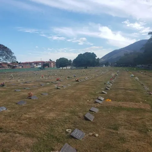 Jazigo cemitério Jardim de Mesquita