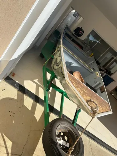 Vende-se canoa completa com carretinha e motor com documento