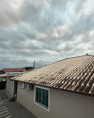 Vendo telhas e o madeiramento da casa