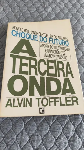 Diversos livros literários e cristãos