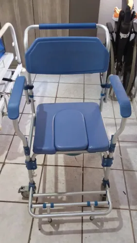 Cadeira de Banho Com 4 meses de uso. Cama hospitalar