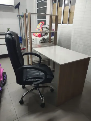 Mesa + cadeira de escritório.
