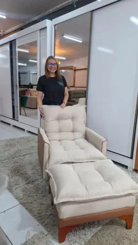 Poltrona + puff todo no linho e courissimo - base e pés em madeira maciça 