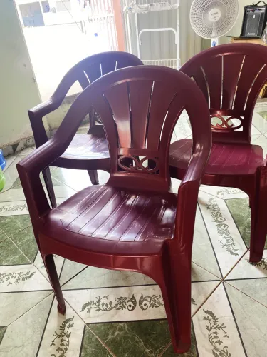Vendo 3 cadeira por 120$ zerada nova no barrio São Lázaro não faço entrega