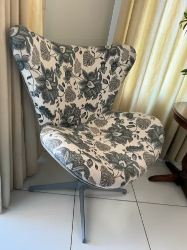 CADEIRA GIRATÓRIA DECORATIVA