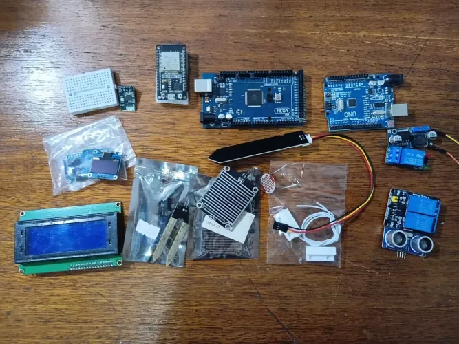 Kit completo de eletrônica e programação com microcontroladores e sensores.