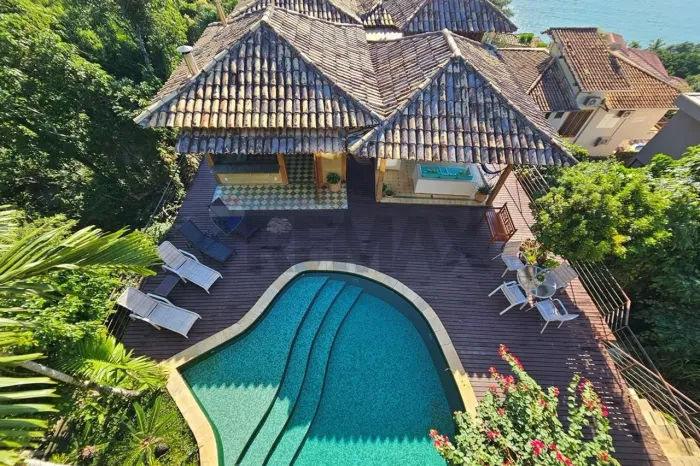 Vista luxuosa em Ilhabela. Casa com 6 Suítes em condominio com marina