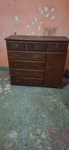 Cômoda de Sucupira, 7 gavetas, e do lado, 2 prateleiras, com porta.