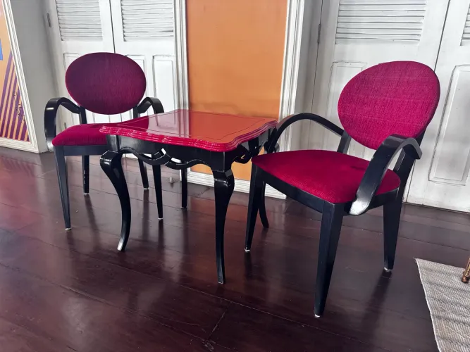 Lindo jogo de cadeiras e mesa em madeira.