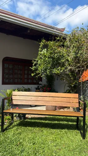 Banco em aço e madeira para área externa.