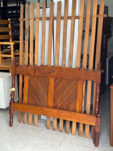 Cama casal em madeira maciça 