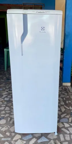 Geladeira Electrolux gelando bem. FAÇO ENTREGA