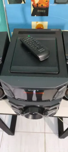 Vendo microsystem Sony com controle remoto.