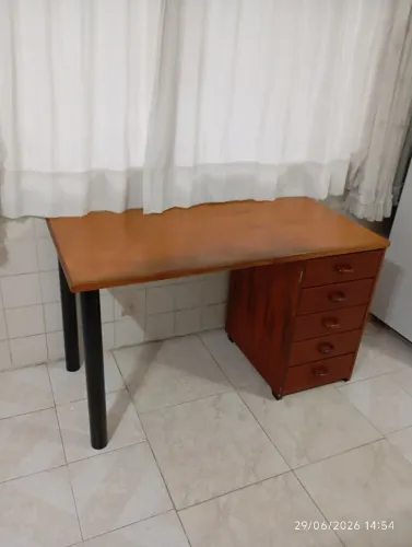 Mesa e cadeira pra escritório, estudo.