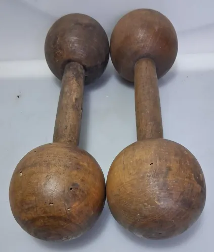 Halteres Vintage,em madeira. Duas peças. Em bom estado de conservação. Conforme as fotos.
