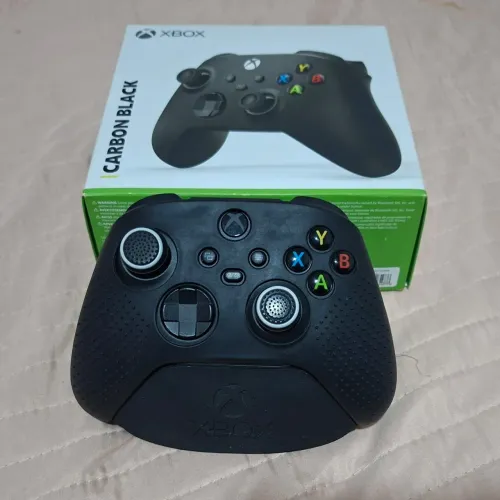 Controle Xbox Series Xs Carbon Black c/ proteções e suporte