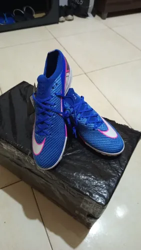 Chuteira Nike society