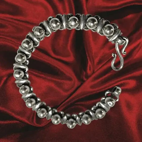 Pulseira de prata com bolinhas intercaladas com navetes e elos