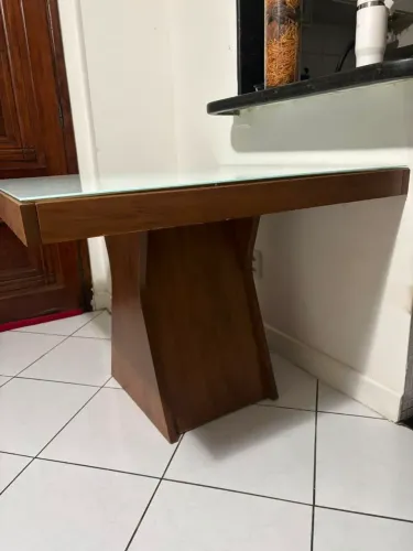 Mesa de madeira com tampão de vidro em ótimo estado
