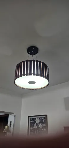 Lustre em madeira ripado