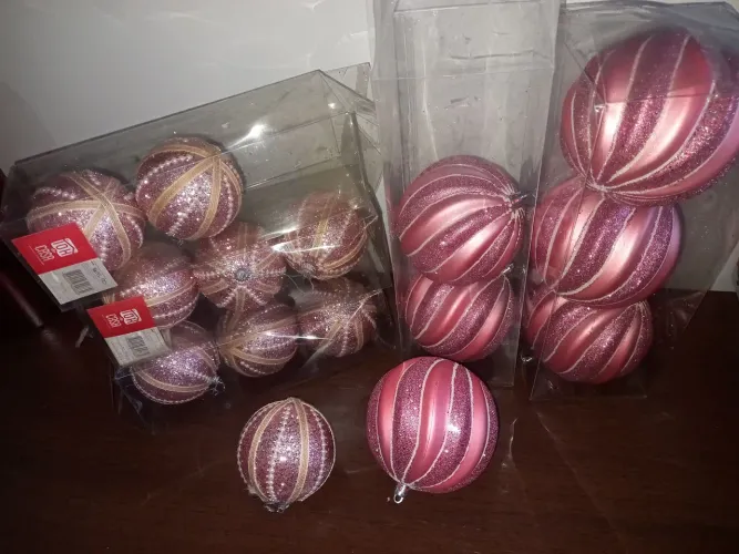 Lindas bolas natalimas nas cores rosas