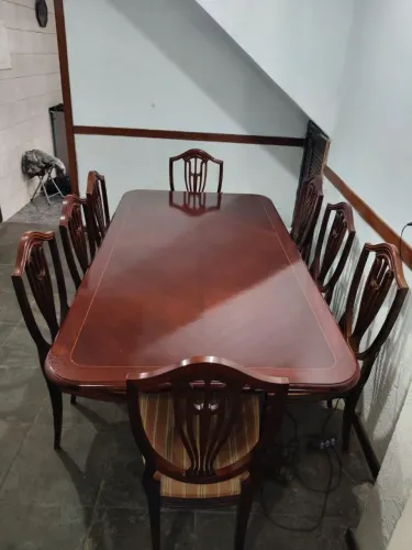 Mesa de madeira nobre com trabalho em marchetaria e bronze.