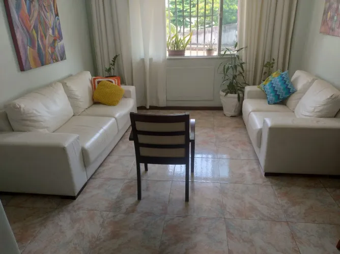 Dois sofás de couro branco, sala de estar. Conforto e elegância para seu ambiente. 