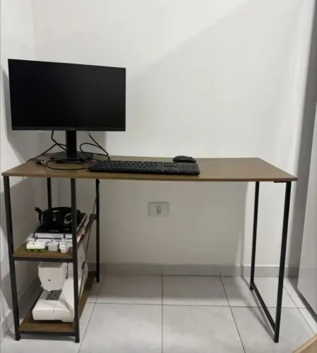 Vende-se uma mesinha de computador nova para notebook