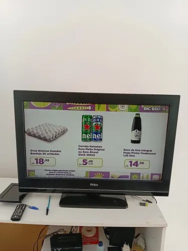 Vendo TV philco 32p usando tem umas listras mas não interfe na qualidade