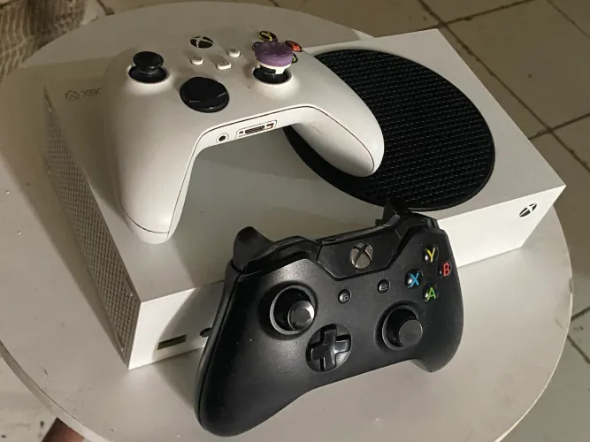 Xbox Series S + 2 controles