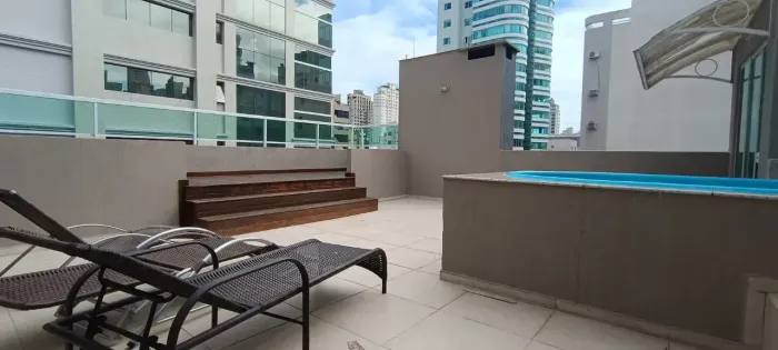 Meia Praia, 200m do mar, 2 quartos, suíte, piscina, último andar e oportunidade.