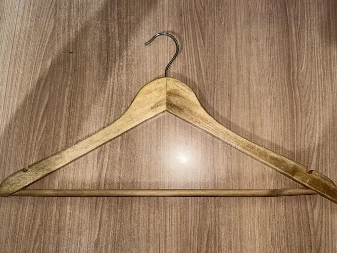 Cabide de madeira 44cm x 22,2cm R$ 3,00 Un