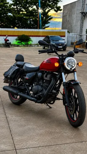 A moto está no ponto de transferência, esta bem conservado está tudo em dias.