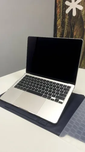 MacBook Air M2 (13") - 16GB RAM / 256GB SSD - Estelar - Garantia Apple até Ago/2026
